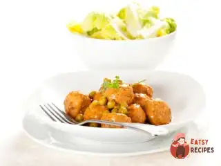 Курячі котлетки у винному соусі з грибами та горошком