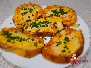 Бутерброди з курячим фаршем на сковороді