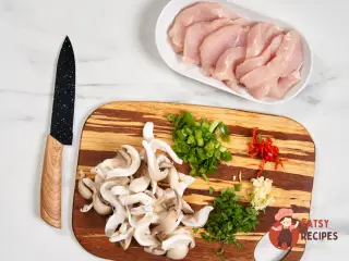 Крок 3: Гостра локшина «Курка в гнізді» з овочами