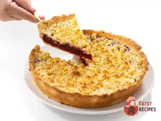 Тертий пиріг зі сливами