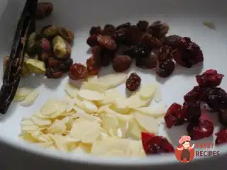 Манна каша з шоколадною пастою та мигдальними пластівцями