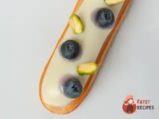 Еклер із чорною смородиною