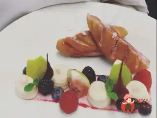 Качина грудка з пюре з селери та ягодами