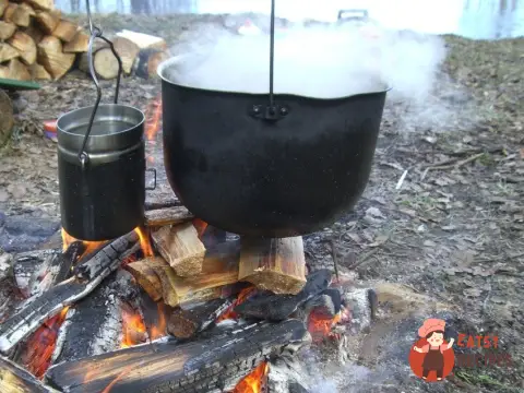 Солянка м'ясна з оливками