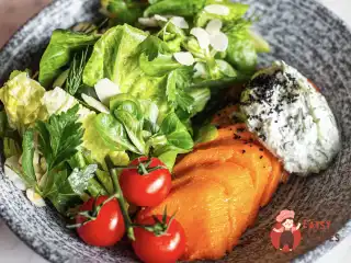 Салат із запеченим бататом та дзадзики.