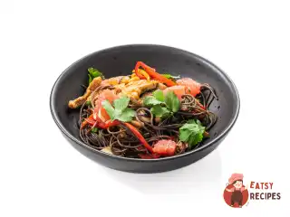 Гречана локшина з індичкою та арахісом в азіатському стилі