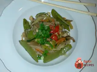 Тайська рисова локшина з куркою та овочами