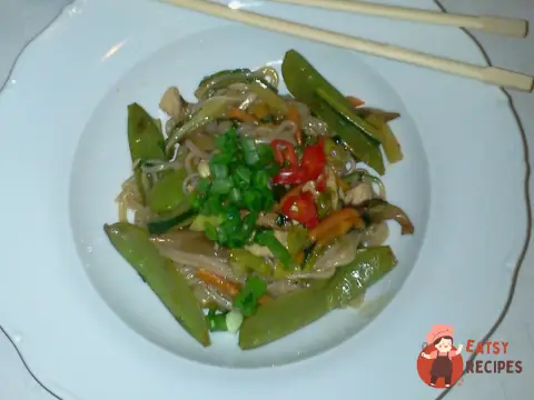 Тайська рисова локшина з куркою та овочами