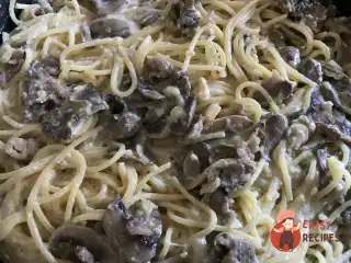 Паста карбонару з печерицями