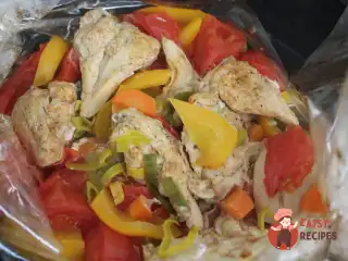Запечена, дієтична, соковита куряча грудка з овочами