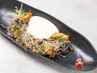 Картопля з лисичками та мусом із пармезану