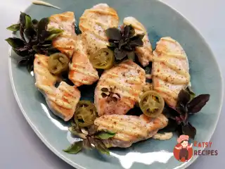 Куряча грудка в соусі