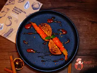 Креветки в паніруванні з запеченою хурмою, медом і волоськими горіхами