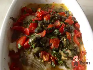 Камбала, запечена з помідорами