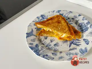 Гарячий бутерброд із трьома сирами