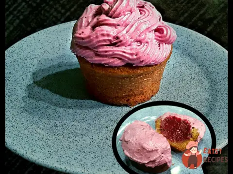 Капкейки з чорною смородиною