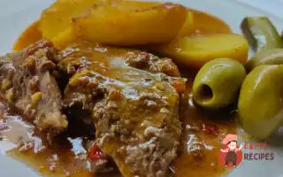 Яловичина З Картоплею Тушкована В Гострому Томатному Соусі