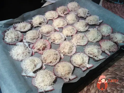 Черепашки гребінців, запечені з часником