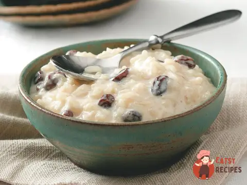 Рисова каша на молоці з родзинками