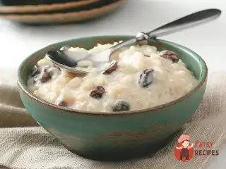 Рисова каша на молоці з родзинками