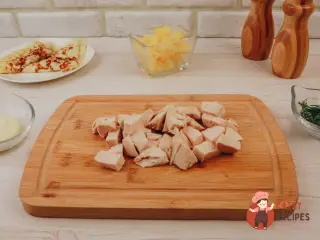 Крок 7: Салат із яєчними млинцями, куркою та ананасом