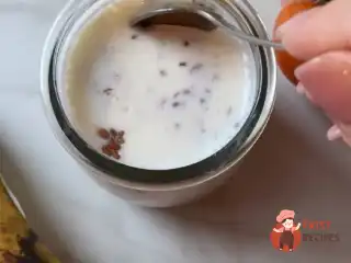 Ледачий йогурт з чіа, насінням льону та фруктами