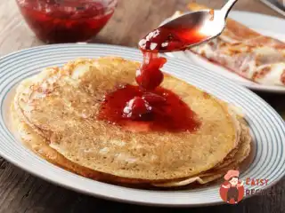 Арахісові млинці з полуничним варенням