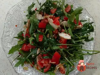 Салат з куркою, печеними баклажанами, перцем та рукколою