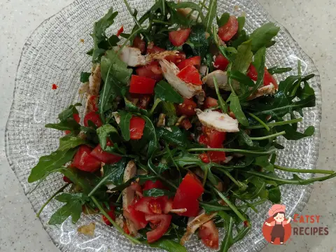 Салат з куркою, печеними баклажанами, перцем та рукколою