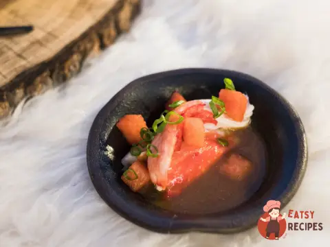 Краб з маринованим кавуном і соусом.