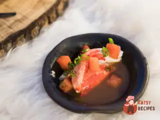 Краб з маринованим кавуном і соусом.