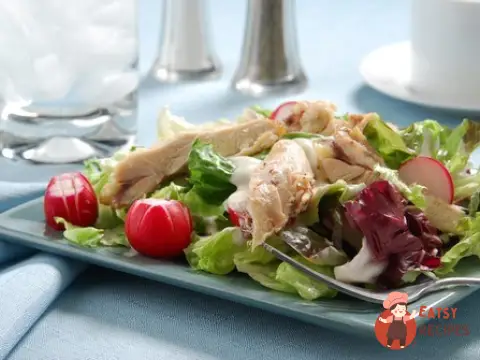 Закуска з курки в листі салату