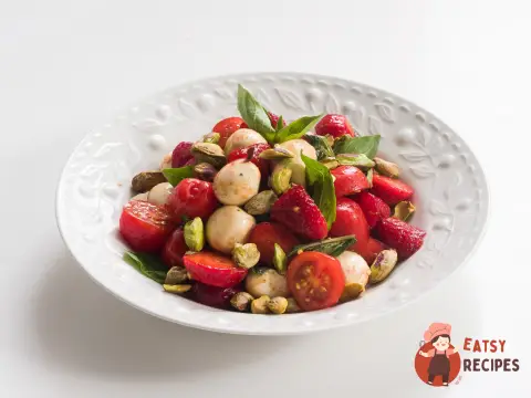 Капрезі з полуницею