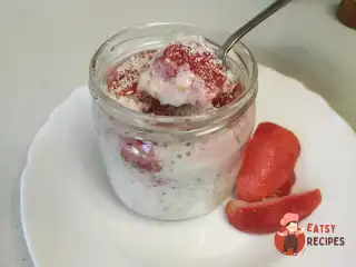 Лінива вівсянка з полуницею