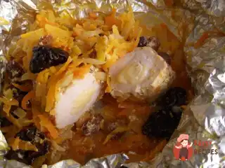 Куряче філе, запечене у фользі з морквою та чорносливом