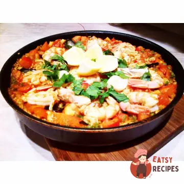 Паелья з каракатицею, кальмарами та креветками