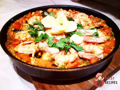 Паелья з каракатицею, кальмарами та креветками