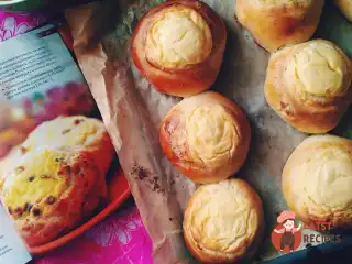 Ватрушки з дріжджового тіста, мандаринів та цукру