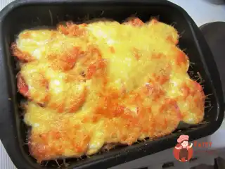 Рибне філе, запечене зі сметаною та помідорами