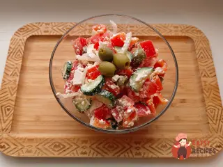 Крок 13: Грецький салат з оливками та фетою