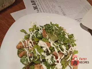 Легкий салат зі шматочками курки та сирними кульками в паніровці із зелені
