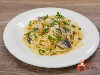 Спагетті з сибасом, родзинками та кедровими горішками