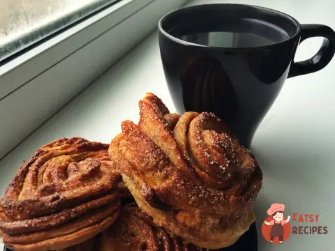 Плюшки з топленим маслом та цукром