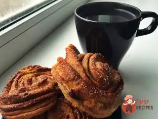 Плюшки з топленим маслом та цукром