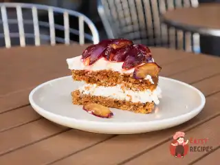 Медовий пряник з вершково-сливовим кремом