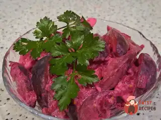 Салат із буряка зі сливами та яблуками