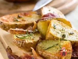 Запечена у фользі картопля з травами та часником