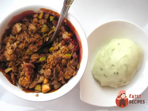 Крамбл з полуницею, сливою та фісташками