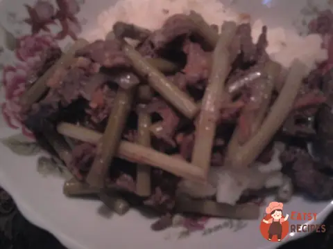 Яловичина з часниковими стрілками