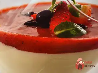 Мус із йогурту з оливковою олією та ягідним компотом